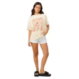 Remera color beige con estampado vintage de flores, palmeras y el logo de Rip Curl. Corte clásico y mangas cortas.