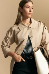 Remera de manga corta con cuello redondo, confeccionada en tejido acanalado a rayas horizontales blancas y negras.