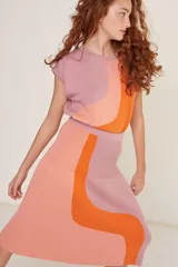 Falda tejida midi con diseño geométrico en colores naranja, amarillo y verde agua.