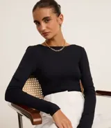 Conjunto de collar corto con eslabones dobles y caravanas aro con gajos en efecto esmaltado.