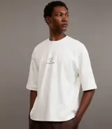 Remera boxy de algodón color crudo, con cuello redondo y mangas cortas. Estampa frontal con la frase "l'ami du contraire" y estampa trasera de figuras estilo art noveau.