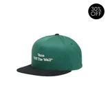 Gorra Vans verde con visera plana negra y logo bordado en blanco.