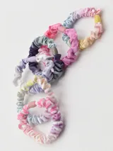 Pack de seis coleros de tela elástica con diseño multicolor.