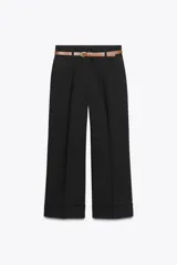 Pantalón marrón de tiro alto con cinturón negro, bolsillos delanteros y cierre frontal con cremallera y gancho metálico.