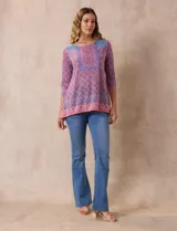 Blusa de modal estampado con cuello redondo y mangas 3/4. Tiene apliques de brillos en el frente.