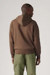 Buzo hoodie marrón de Levi's con logo bordado en el pecho y bolsillo tipo canguro.