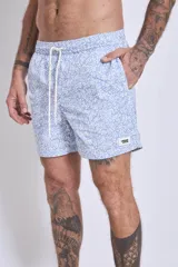 Short de baño azul con estampado floral en tonos rosa y blanco.