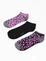 Pack de tres pares de soquetes tobilleros, uno negro liso y dos con estampado animal print en tonos rosa y negro, con puntera y talón en gris.