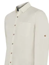 Camisa casual de hombre RKF Galiton, color amarillo claro, de manga larga ajustable con botones de madera. Confeccionada en popelina 100% algodón orgánico, con bolsillo de pecho con logo bordado y protección UV 20+.