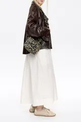 Mini bolso tote con estampado animal print, doble asa corta y logo bordado en negro.