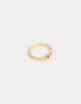 Anillo dorado con un dije de corazón y un strass.