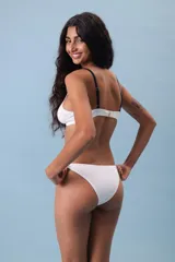 Conjunto de ropa interior de algodón, color azul y lila, compuesto por un corpiño triángulo y una bombacha con volados.