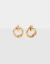 Aros colgantes cortos de metal dorado con doble arandela.