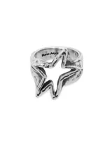 Anillo plateado con forma de estrella calada.