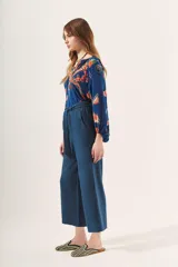 Pantalón azul petróleo de corte palazzo con lazo en la cintura.