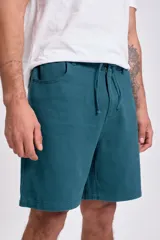 Bermuda casual de hombre color verde azulado, con cintura ajustable mediante cordón y bolsillos laterales.