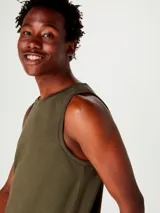 Musculosa azul de corte clásico, con cuello redondo y sisas amplias.