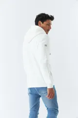 Buzo canguro blanco de felpa con capucha ajustable, bolsillos y estampado con diseño de bosque y texto.