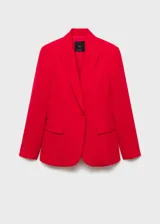 Traje sastrero rojo compuesto por blazer de corte recto con solapas de muesca y cierre de doble botón, chaleco con escote en V y pantalón de vestir de corte recto.