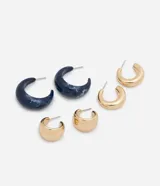 Set de tres pares de aros medianos con efecto bold. Incluye dos pares de aros dorados y un par de aros con efecto jaspeado en tonos azul marino y blanco.