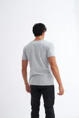 Remera básica de algodón con cuello redondo, color rosado.