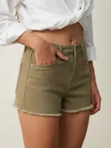 Short de jean de tiro alto, color celeste claro, con terminación desflecada.