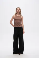 Pantalón negro ancho de viscosa con vivos laterales en blanco, dorado y marrón.