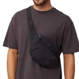 Riñonera negra de tela con dos compartimentos con cierre y correa ajustable con hebilla.