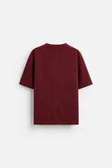 Camiseta negra de corte holgado, con cuello redondo y mangas cortas.