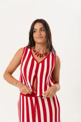 Chaleco tejido a rayas rojas y blancas con escote en V y cierre con ganchitos.