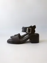Sandalias de cuero negro con taco cuadrado de 6cm y tira ancha sobre los dedos.