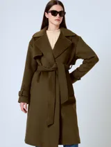 Tapado largo color verde militar, con cuello solapa, corte recto y cinturón para ajustar en la cintura.