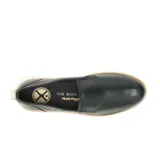 Mocasín de cuero negro con suela blanca de goma.