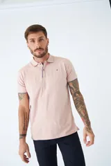 Polo blanco de manga corta con logo estampado y cierre parcial con botones. Corte regular.