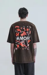 Remera negra con efecto gastado, cuello redondo y estampado frontal con la palabra 'AMOR' en blanco.