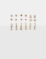 Set de nueve pares de aros pasantes y argollas de metal plateado con strass y esmaltado.
