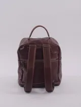 Mochila de cuero color marrón con asa superior y correas ajustables. Tiene un bolsillo con cierre en el compartimento principal, un bolsillo sin cierre para el celular y un porta llaves. En el exterior cuenta con dos bolsillos delanteros con cierre y un bolsillo trasero con cierre.