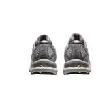 Championes de running Asics Gel-Nimbus 23 Platinum, color gris con detalles iridiscentes.