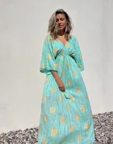 Vestido túnica largo color verde agua con estampado dorado, escote en V y mangas anchas.
