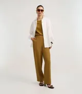 Pantalón wide leg de viscosa color ocre, con cintura elástica, trabillas y rayas laterales blancas.