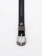 Cinto de cuero negro con hebilla metálica plateada con diseño labrado.