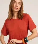 Mono largo color ladrillo, de corte recto, con cuello redondo y mangas cortas. Cuenta con cintura elástica, cordón en la cintura y abertura en forma de V en la espalda.