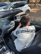 Remera negra de algodón con estampado blanco en la espalda con el logo de la marca y la frase "European Tour by Ittai Stars Company".