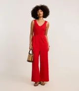 Mono largo rojo de sarga, con escote en V, sin mangas y detalle entrelazado en la cintura.