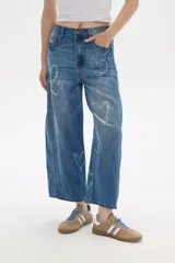 Pantalón de jean azul con estampado de corazones blancos, corte ancho y tiro alto.