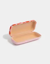 Estuche rígido para anteojos con estampado de manzanas rojas sobre fondo rosa y base con glitter.