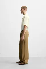 Camisa de hombre relaxed fit con cuello bowling y manga corta, confeccionada en tejido fluido con mezcla de viscosa a rayas verticales en tonos verde y blanco.
