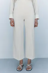 Pantalón culotte negro de tiro alto y pierna ancha.