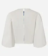 Blusa con cuerpo de tejido de ganchillo (crochet) bicolor azul y blanco con diseño floral, mangas largas abullonadas de tejido liso blanco y cuello redondo.