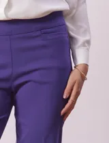 Pantalón recto color verde agua, marca Zac & Rachel, confeccionado en gabardina elastizada. Tiene pretina ancha con faja interna modeladora, bolsillos simulados en la parte delantera y bolsillos ojal en la parte trasera.